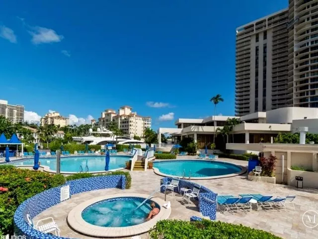 2-bedroom condo for sale in Aventura - 19707 Turnberry Way 4H - MondialRealty