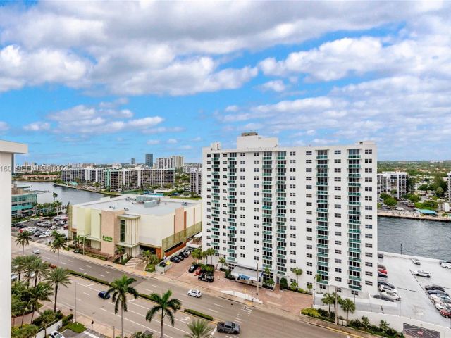 1-bedroom condo for sale in Hollywood - 3001 S Ocean Dr 1639 - MondialRealty