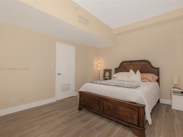 1-bedroom condo for sale in Hollywood - 3001 S Ocean Dr 1639 - MondialRealty