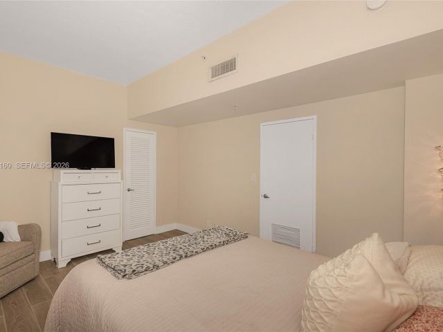 1-bedroom condo for sale in Hollywood - 3001 S Ocean Dr 1639 - MondialRealty