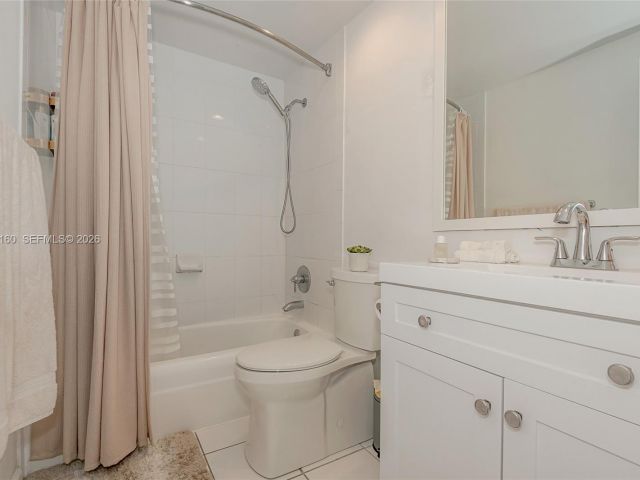 1-bedroom condo for sale in Hollywood - 3001 S Ocean Dr 1639 - MondialRealty