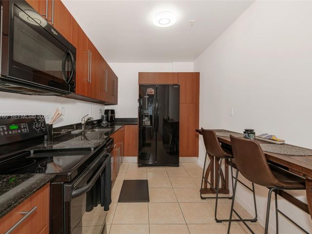 1-bedroom condo for sale in Hollywood - 3001 S Ocean Dr 1639 - MondialRealty