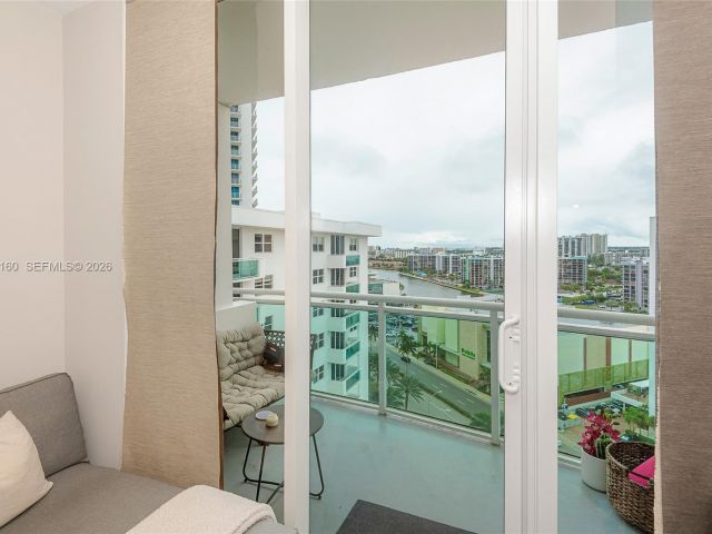 1-bedroom condo for sale in Hollywood - 3001 S Ocean Dr 1639 - MondialRealty