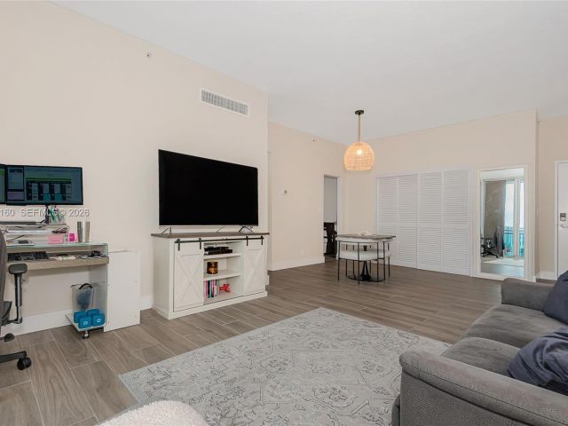 1-bedroom condo for sale in Hollywood - 3001 S Ocean Dr 1639 - MondialRealty