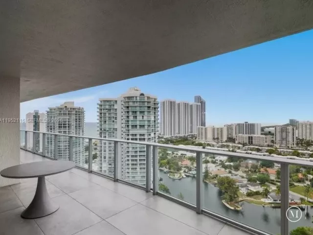 4-bedroom condo for rent in Sunny Isles Beach - 330 Sunny Isles Blvd 5-2404 - MondialRealty