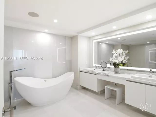 4-bedroom condo for rent in Sunny Isles Beach - 330 Sunny Isles Blvd 5-2404 - MondialRealty