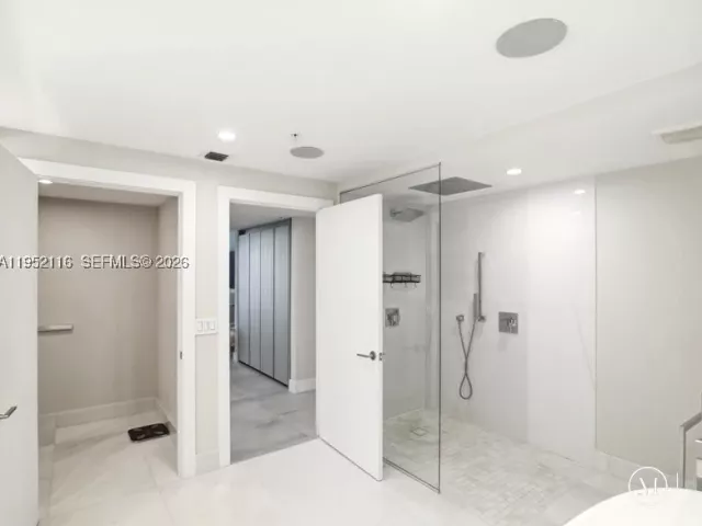 4-bedroom condo for rent in Sunny Isles Beach - 330 Sunny Isles Blvd 5-2404 - MondialRealty