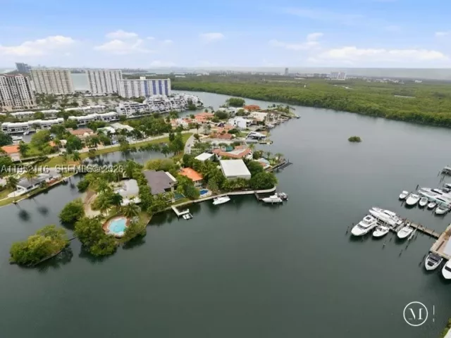 4-bedroom condo for rent in Sunny Isles Beach - 330 Sunny Isles Blvd 5-2404 - MondialRealty