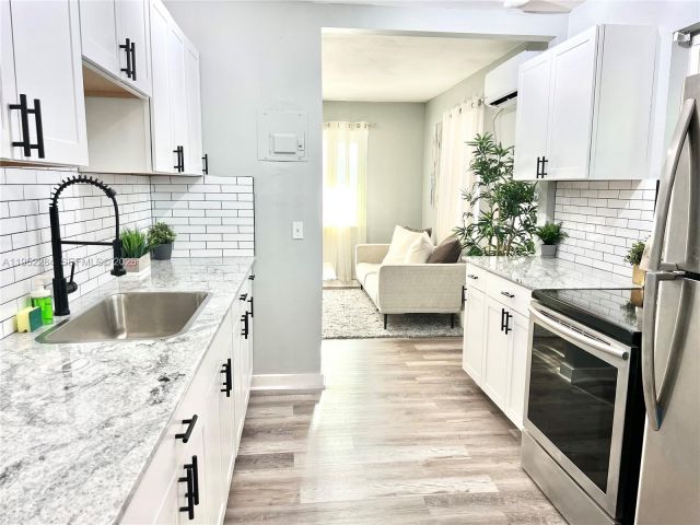 3-bedroom home for sale in Fort Lauderdale - 436 NW 15th Ave - MondialRealty