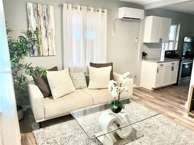 3-bedroom home for sale in Fort Lauderdale - 436 NW 15th Ave - MondialRealty