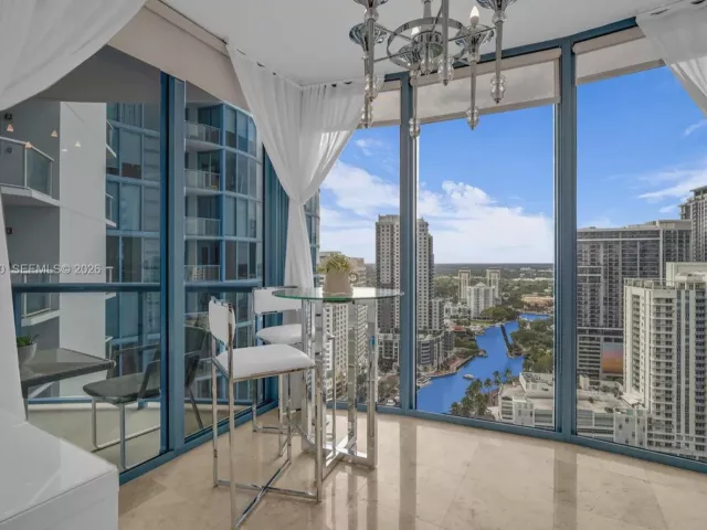 2-bedroom condo for sale in Fort Lauderdale - 333 Las Olas Way 3006 - MondialRealty
