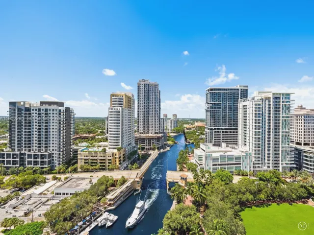2-bedroom condo for sale in Fort Lauderdale - 333 Las Olas Way 3006 - MondialRealty