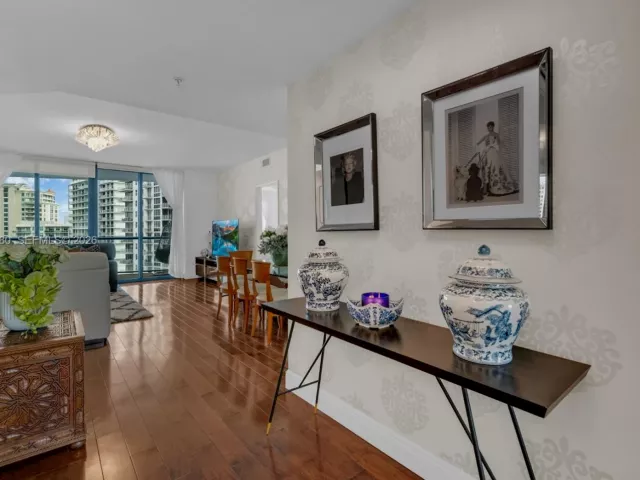 2-bedroom condo for sale in Fort Lauderdale - 333 Las Olas Way 3006 - MondialRealty