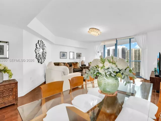 2-bedroom condo for sale in Fort Lauderdale - 333 Las Olas Way 3006 - MondialRealty