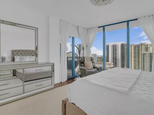 2-bedroom condo for sale in Fort Lauderdale - 333 Las Olas Way 3006 - MondialRealty