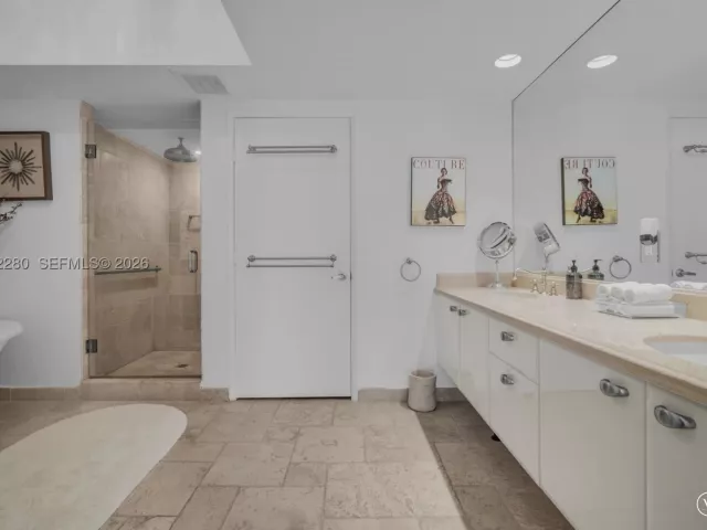2-bedroom condo for sale in Fort Lauderdale - 333 Las Olas Way 3006 - MondialRealty