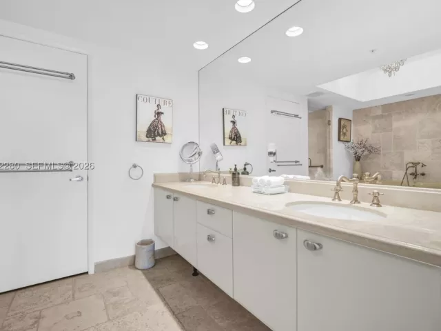2-bedroom condo for sale in Fort Lauderdale - 333 Las Olas Way 3006 - MondialRealty