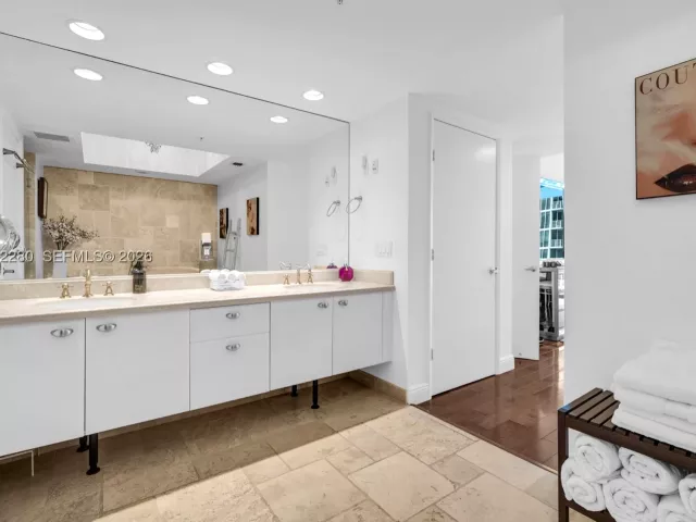 2-bedroom condo for sale in Fort Lauderdale - 333 Las Olas Way 3006 - MondialRealty