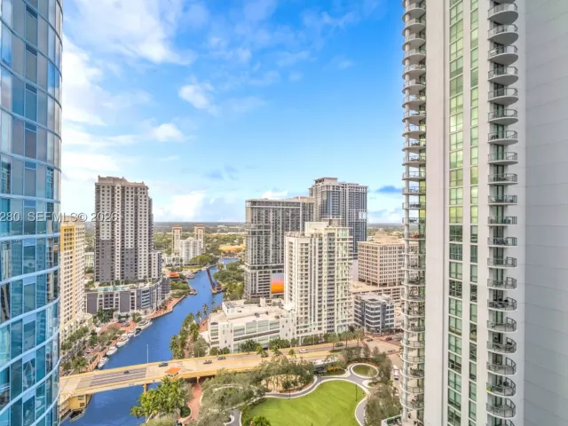 2-bedroom condo for sale in Fort Lauderdale - 333 Las Olas Way 3006 - MondialRealty