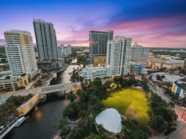 2-bedroom condo for sale in Fort Lauderdale - 333 Las Olas Way 3006 - MondialRealty