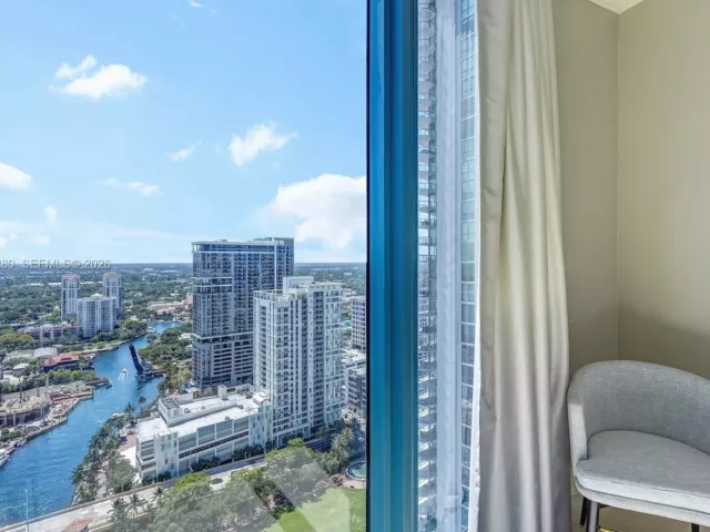 2-bedroom condo for sale in Fort Lauderdale - 333 Las Olas Way 3006 - MondialRealty