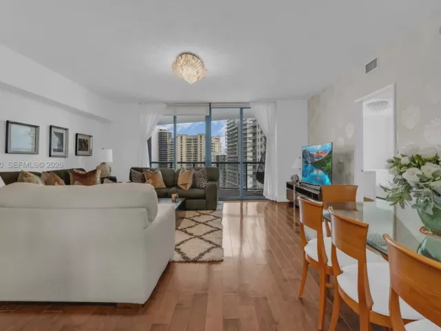 2-bedroom condo for sale in Fort Lauderdale - 333 Las Olas Way 3006 - MondialRealty
