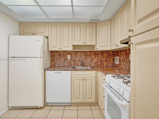 1-bedroom condo for rent in Hallandale Beach - 3140 S Ocean Dr 1909 - MondialRealty