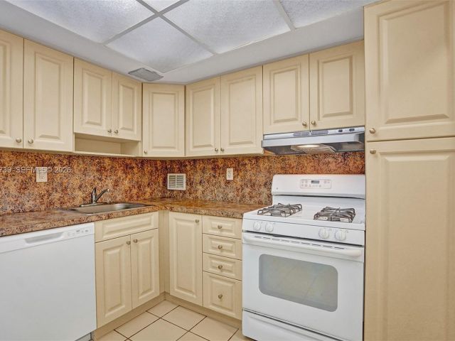 1-bedroom condo for rent in Hallandale Beach - 3140 S Ocean Dr 1909 - MondialRealty