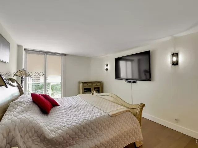 2-bedroom condo for rent in Sunny Isles Beach - 100 Bayview Dr 1008 - MondialRealty