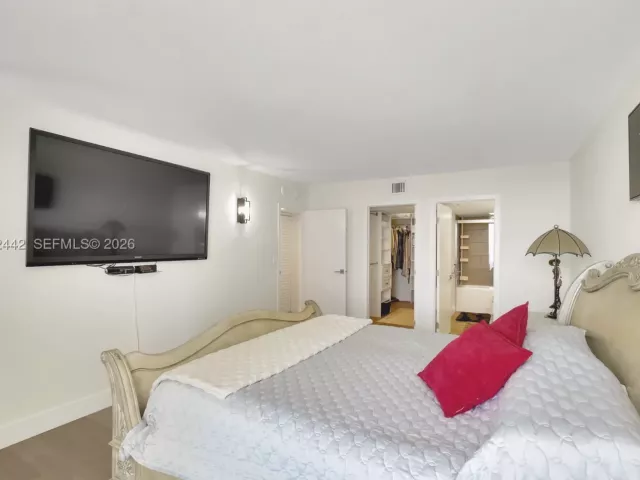2-bedroom condo for rent in Sunny Isles Beach - 100 Bayview Dr 1008 - MondialRealty