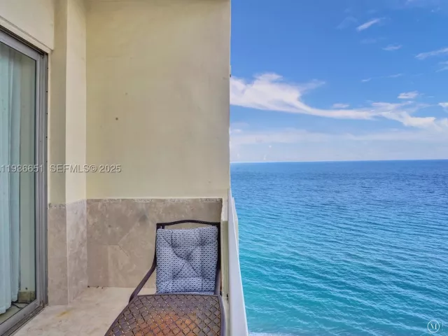 2-bedroom condo for rent in Hallandale Beach - 3180 S Ocean Dr 1709 - MondialRealty