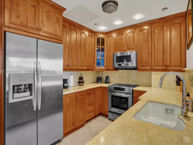 2-bedroom condo for rent in Hallandale Beach - 3180 S Ocean Dr 1709 - MondialRealty