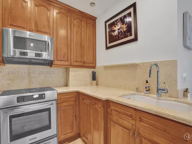 2-bedroom condo for rent in Hallandale Beach - 3180 S Ocean Dr 1709 - MondialRealty