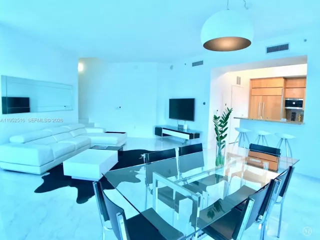 2-bedroom condo for rent in Miami Beach - 50 S Pointe Dr LOFT4 - MondialRealty