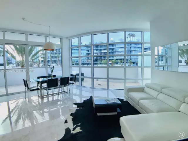 2-bedroom condo for rent in Miami Beach - 50 S Pointe Dr LOFT4 - MondialRealty