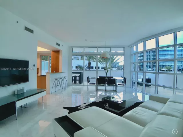 2-bedroom condo for rent in Miami Beach - 50 S Pointe Dr LOFT4 - MondialRealty
