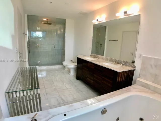 2-bedroom condo for rent in Miami Beach - 50 S Pointe Dr LOFT4 - MondialRealty