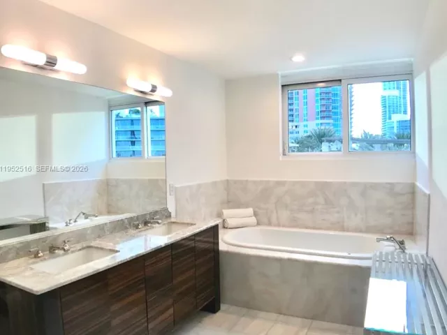 2-bedroom condo for rent in Miami Beach - 50 S Pointe Dr LOFT4 - MondialRealty
