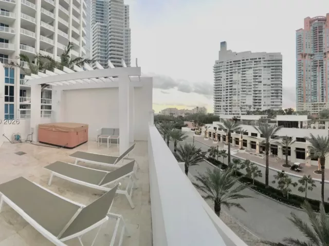 2-bedroom condo for rent in Miami Beach - 50 S Pointe Dr LOFT4 - MondialRealty