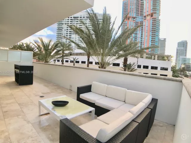 2-bedroom condo for rent in Miami Beach - 50 S Pointe Dr LOFT4 - MondialRealty