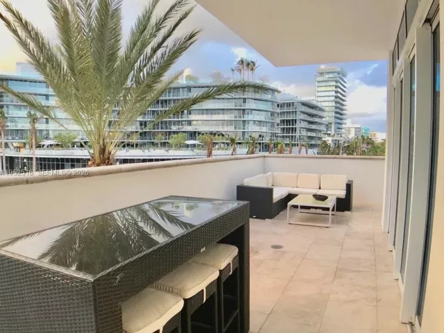 2-bedroom condo for rent in Miami Beach - 50 S Pointe Dr LOFT4 - MondialRealty