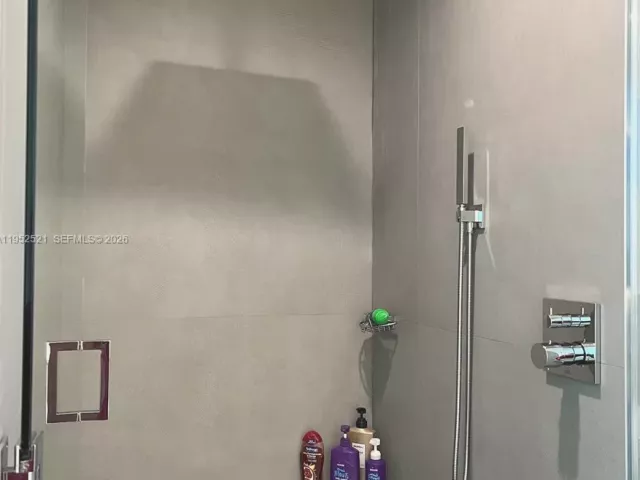 3-bedroom condo for rent in Miami Beach - 50 S Pointe Dr LOFT5 - MondialRealty