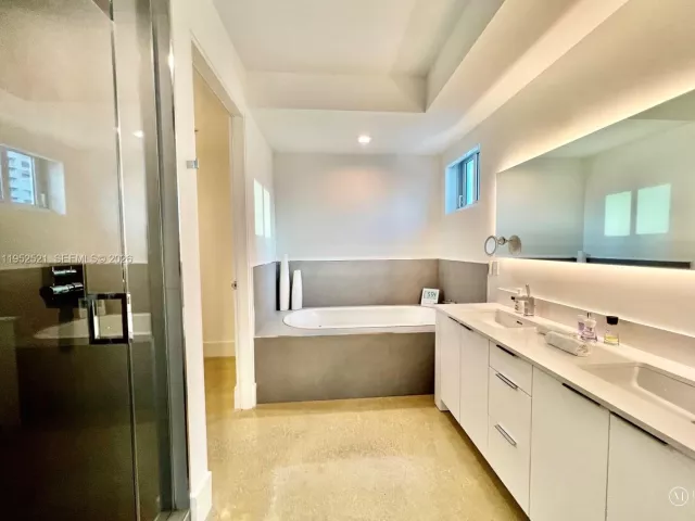 3-bedroom condo for rent in Miami Beach - 50 S Pointe Dr LOFT5 - MondialRealty