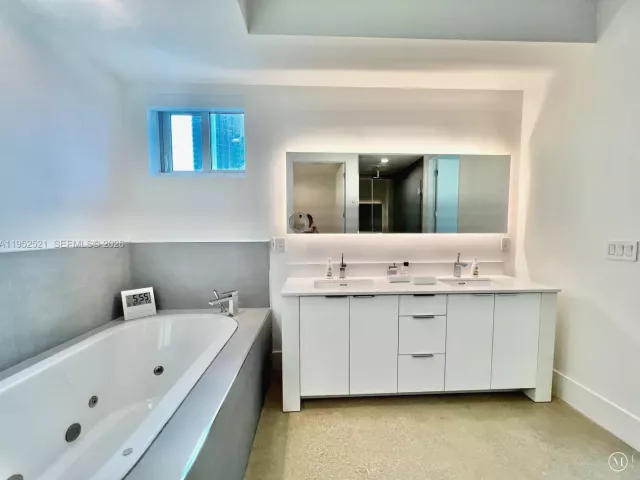 3-bedroom condo for rent in Miami Beach - 50 S Pointe Dr LOFT5 - MondialRealty