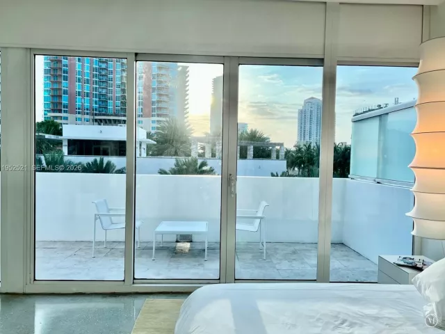 3-bedroom condo for rent in Miami Beach - 50 S Pointe Dr LOFT5 - MondialRealty