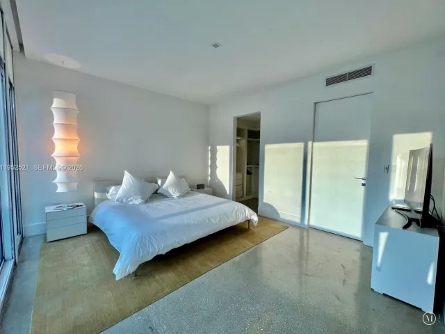 3-bedroom condo for rent in Miami Beach - 50 S Pointe Dr LOFT5 - MondialRealty