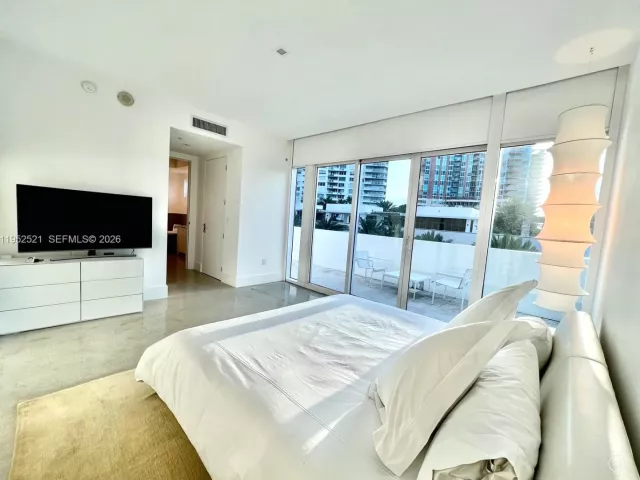3-bedroom condo for rent in Miami Beach - 50 S Pointe Dr LOFT5 - MondialRealty