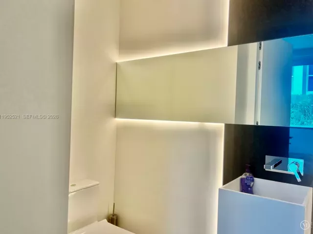 3-bedroom condo for rent in Miami Beach - 50 S Pointe Dr LOFT5 - MondialRealty