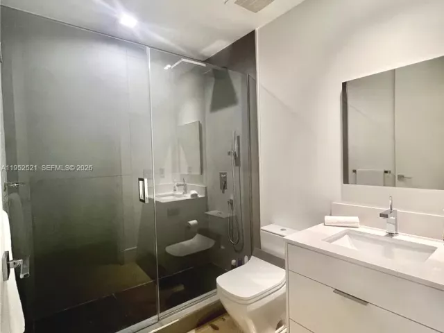 3-bedroom condo for rent in Miami Beach - 50 S Pointe Dr LOFT5 - MondialRealty