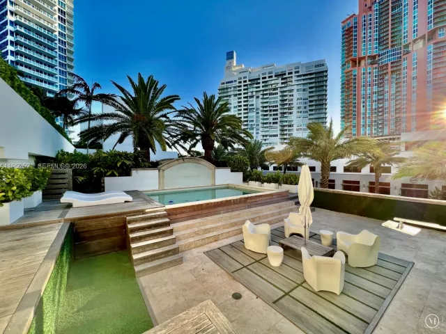 3-bedroom condo for rent in Miami Beach - 50 S Pointe Dr LOFT5 - MondialRealty